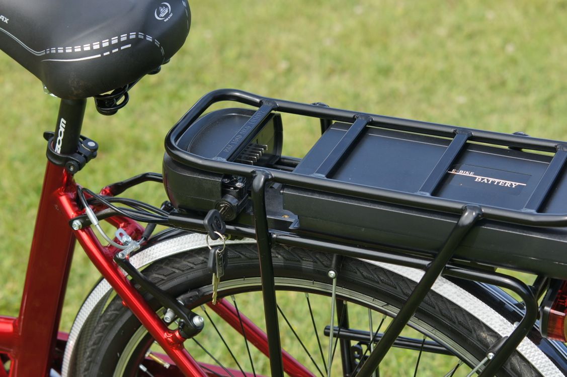 Close-up van de accu van een elektrische fiets, gemonteerd op de bagagedrager